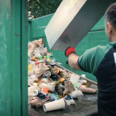 Berte odpadky s sebou, máte společnou cestu. Místo košů sázejme do lesa raději stromy