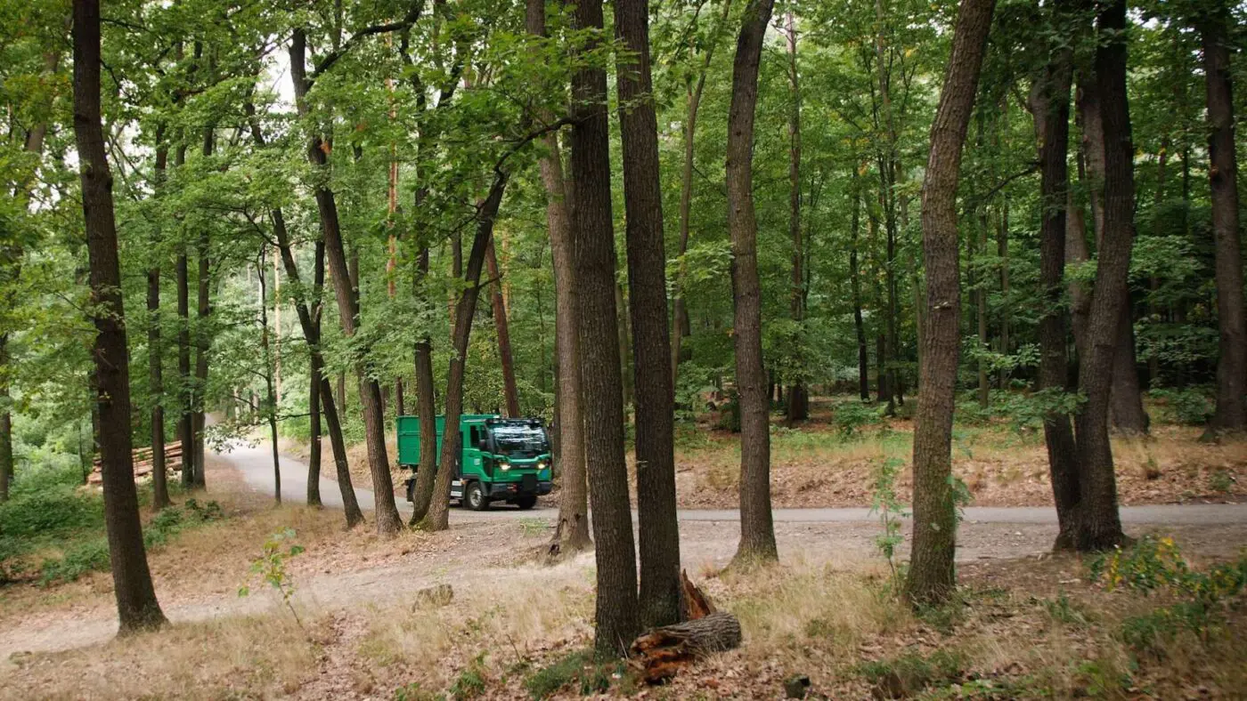 Při svozu odpadků po lesních cestách ročně najezdíme přes 30 000 km.