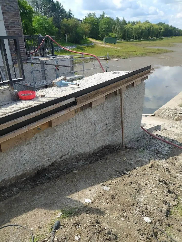 Opravy na hrázi vodní nádrže Jiviny