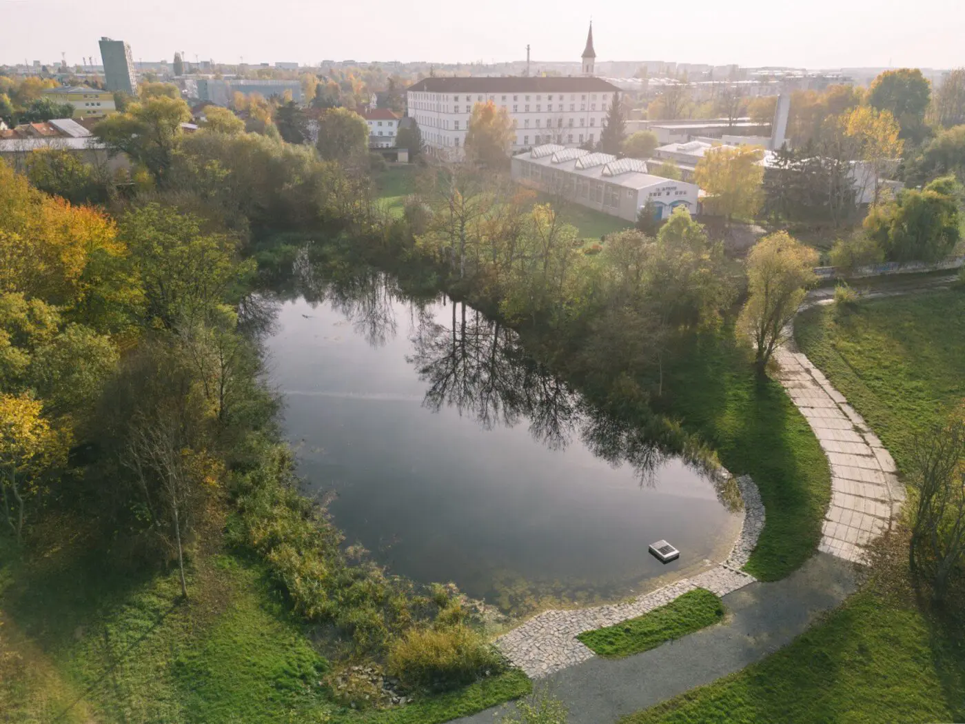 Rybník se nachází v těsné blízkosti kláštera sester sv. Karla Boromejského.