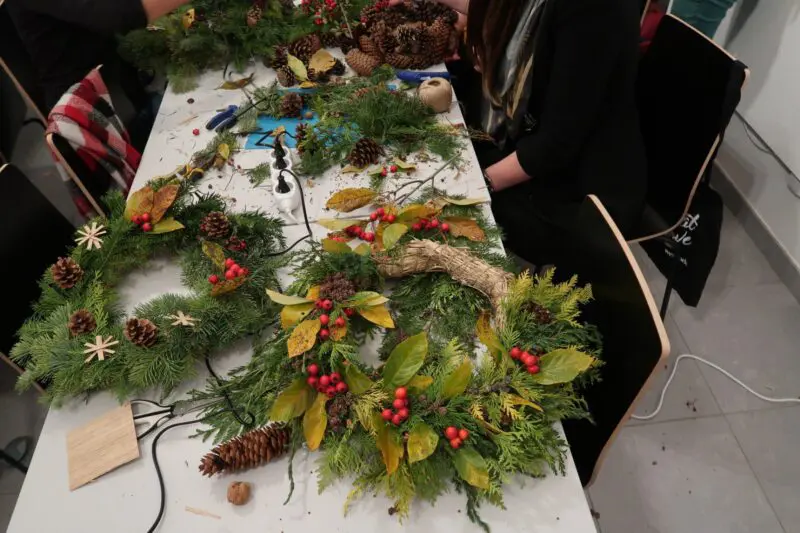 Věnce z přírodního materiálu – výroba věnce bez plastů a umělých ozdob