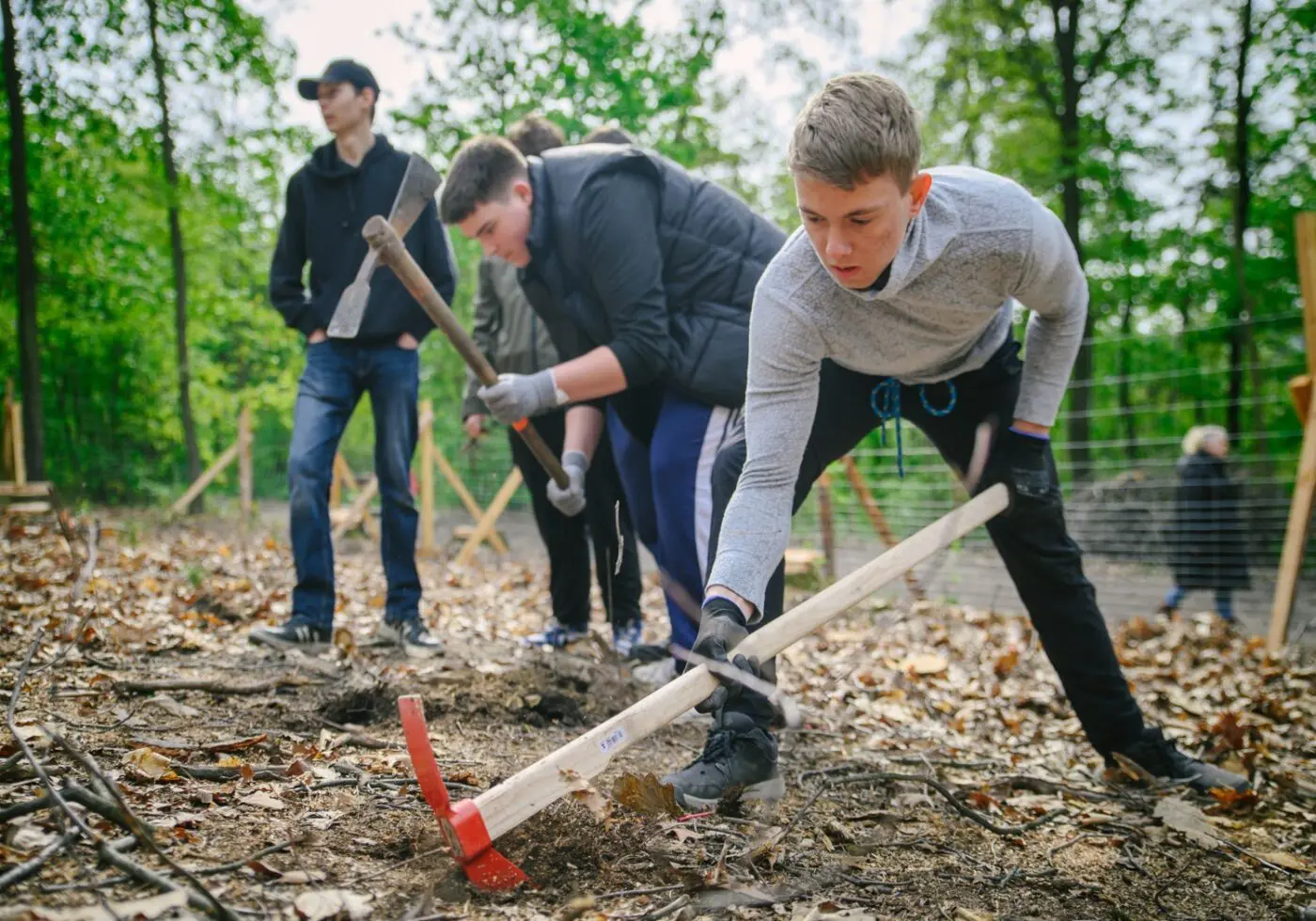 S téměř 500 žáky z pražských škol vysadíme stromky lesních dřevin v Kunratickém lese, Divoké Šárce a Lesoparku Letňany.