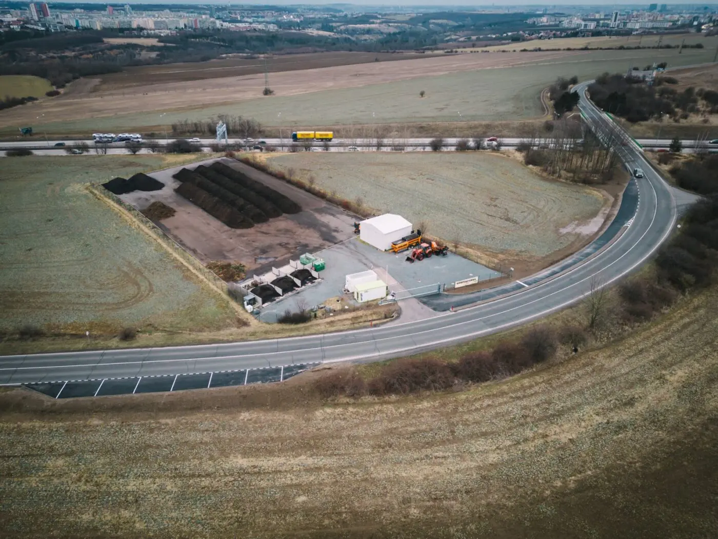 Pro zvýšení bezpečnosti jsme upravili výjezd z kompostárny. V roce 2023 jsme dokončili odbočovací pruh spolu s nájezdem na komunikaci.