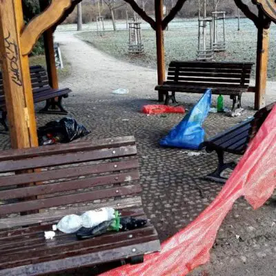 Stromovka trpí: Vandalové ničí vybavení i zeleň