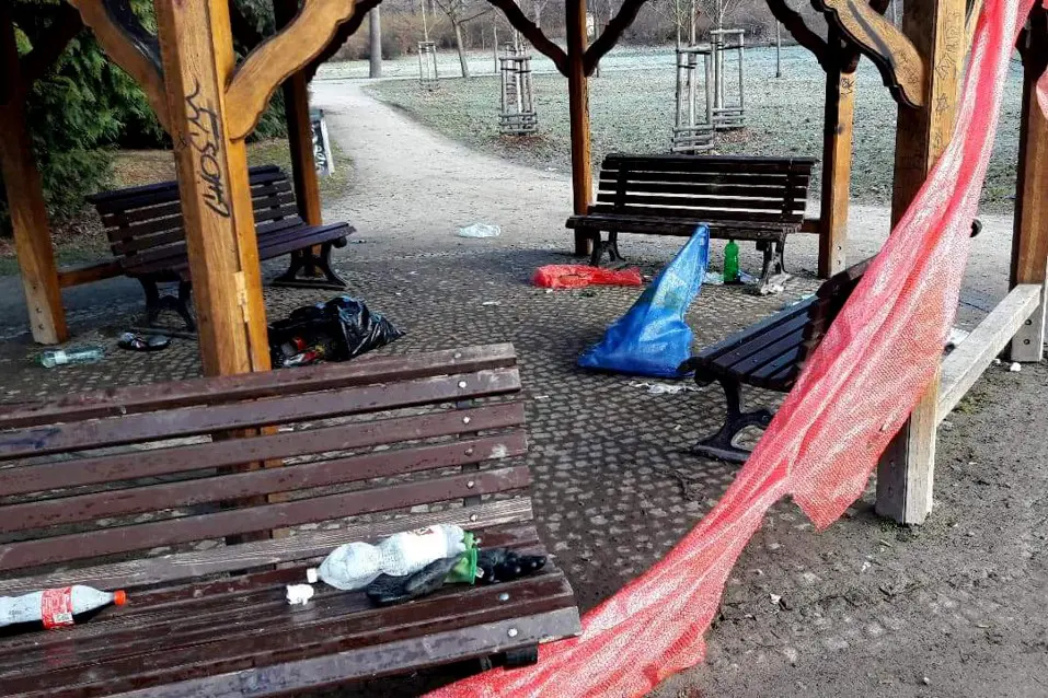 Stromovka trpí: Vandalové ničí vybavení i zeleň