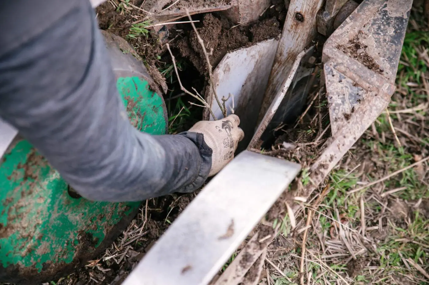 Na bývalém poli u Lítožnice nám s výsadbami pomáhá sázecí stroj