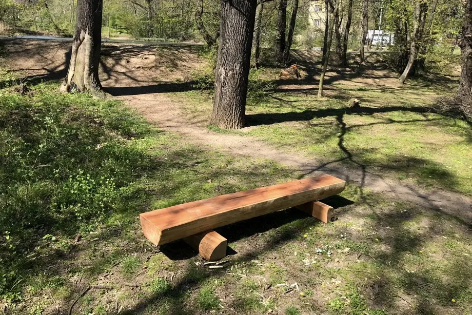 Opravená lavička, Motol