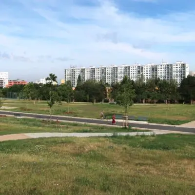 Centrální park na Chodově po revitalizaci: Přibyly stromy, cesty i nový mobiliář