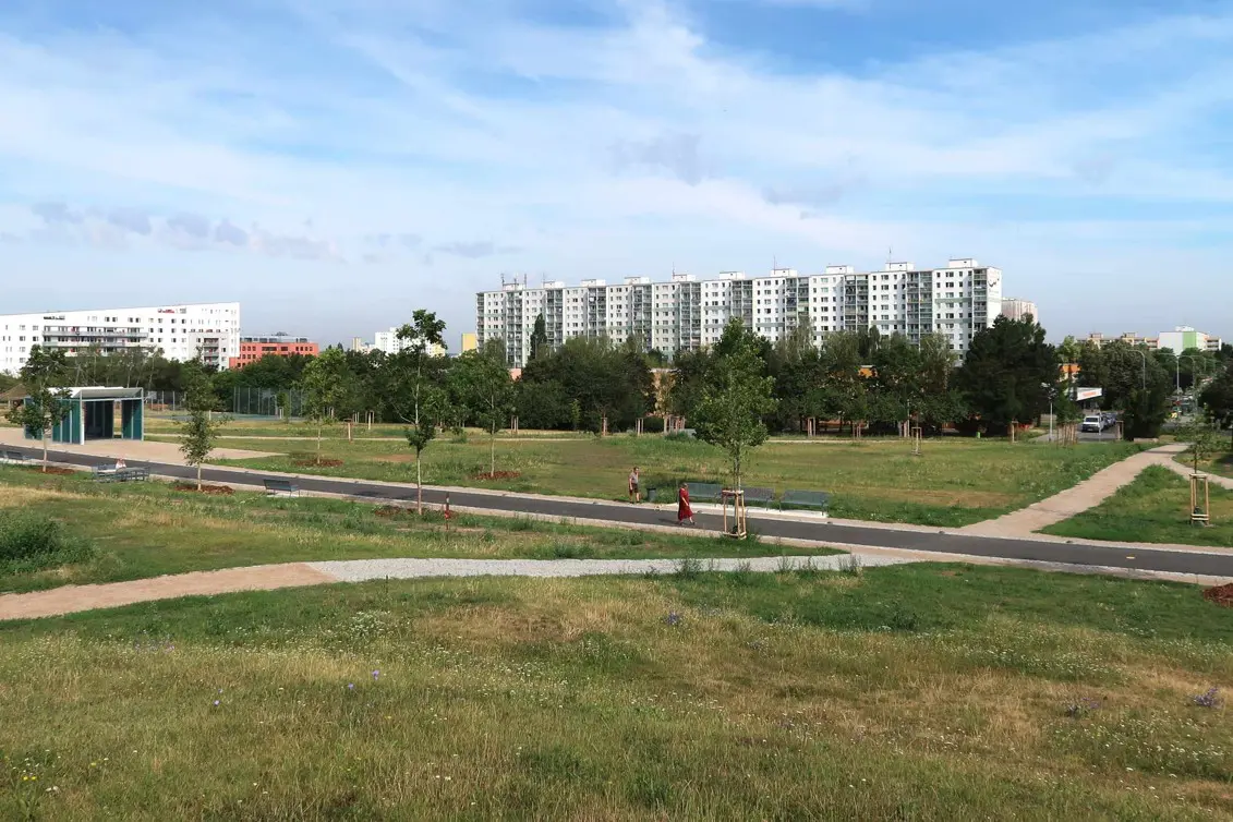 Centrální park na Chodově po revitalizaci: Přibyly stromy, cesty i nový mobiliář
