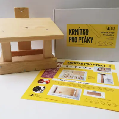 Vánoční dárek, kterým podpoříte záchrannou stanici. Charitativní ptačí krmítko