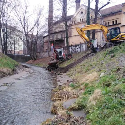 Čistíme Botič od naplavenin a odpadků