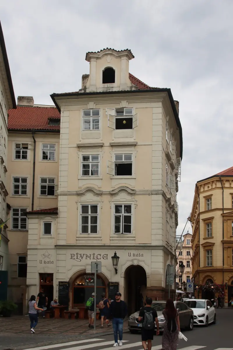 ...nebudou se zdržovat na nežádoucích místech, jako jsou parapety či střechy památek.