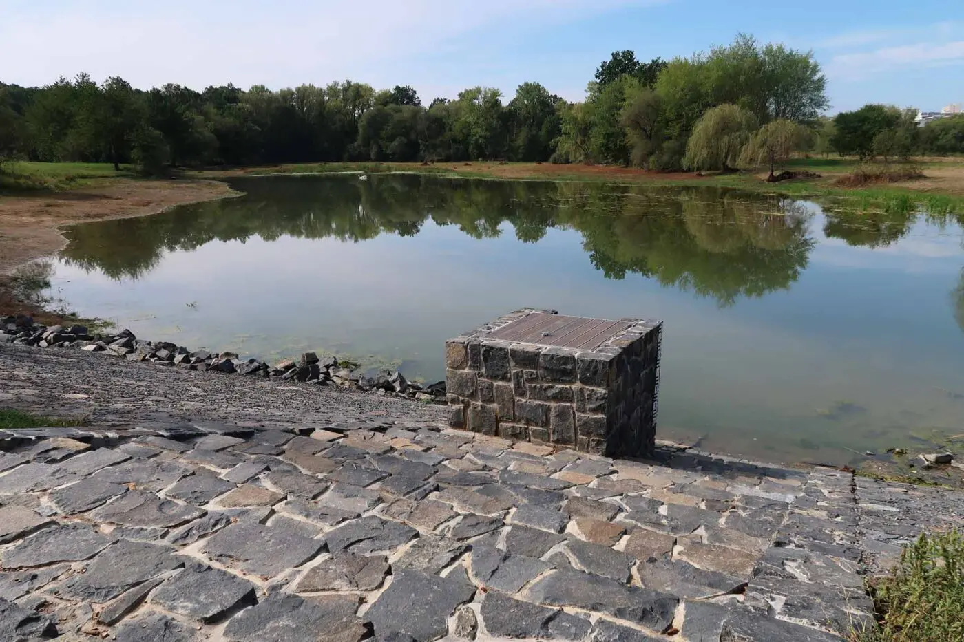 Milíčovský rybník prošel revitalizací. Od října bude mít i opravenou cestu