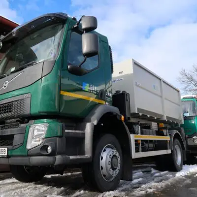 Řidič nákladního vozidla s hákovým nosičem kontejnerů s hydraulickou rukou