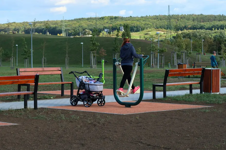 Park U Čeňku má nové cesty, přibyla také hřiště pro děti i seniory