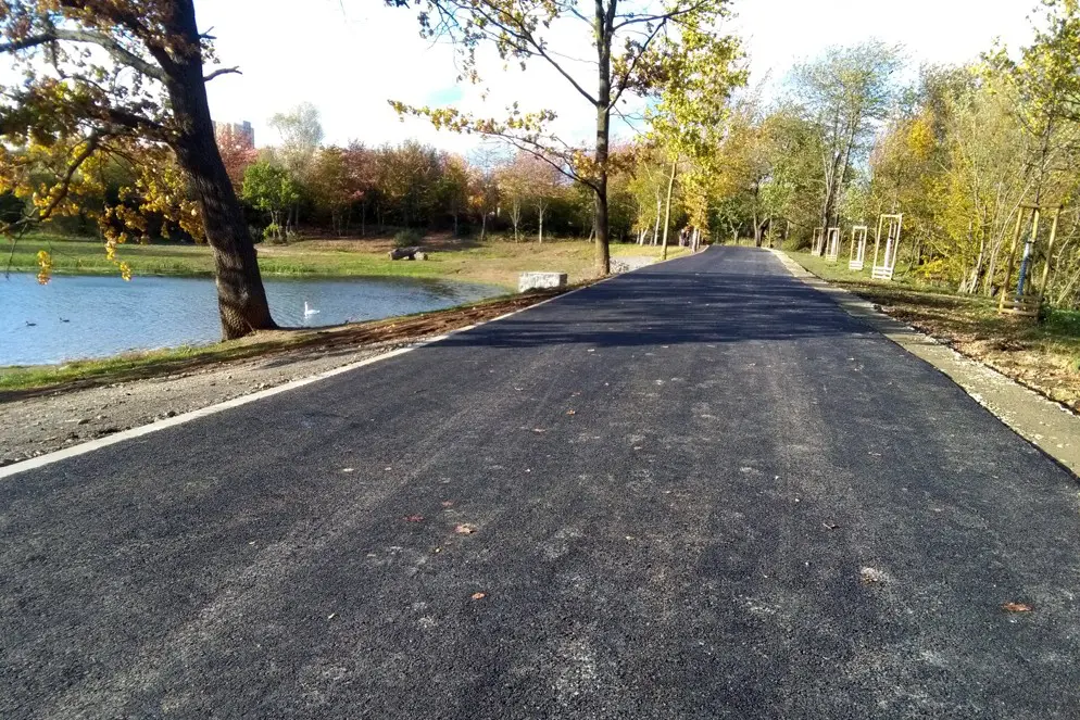 Nová cesta na hrázi Milíčovského rybníka