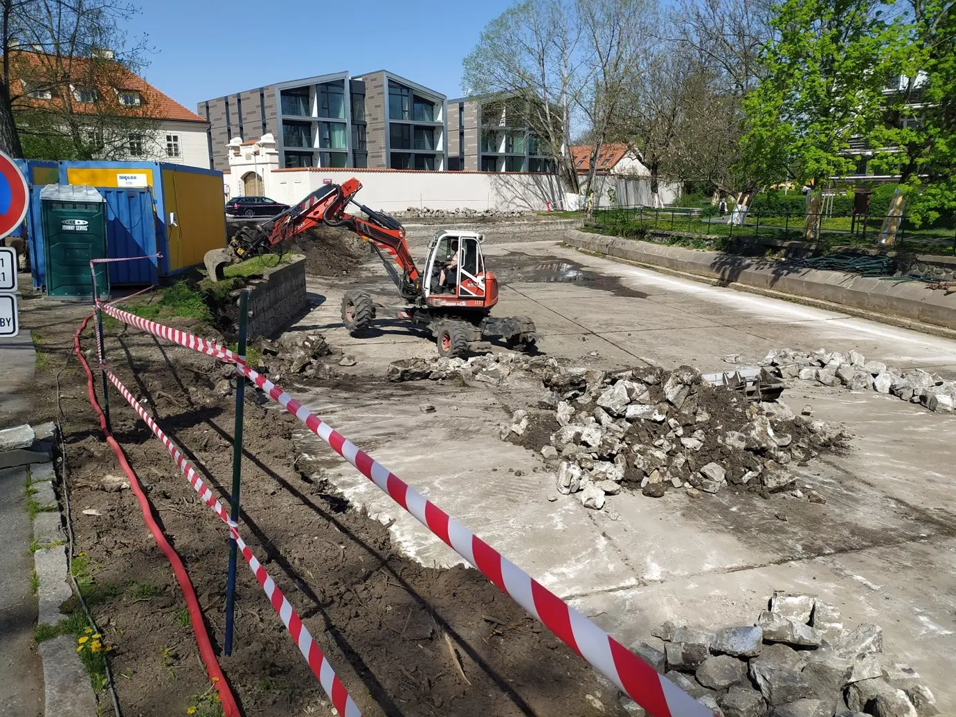 Místo betonové nádrže mírné břehy a zeleň. Vokovický rybník prochází proměnou