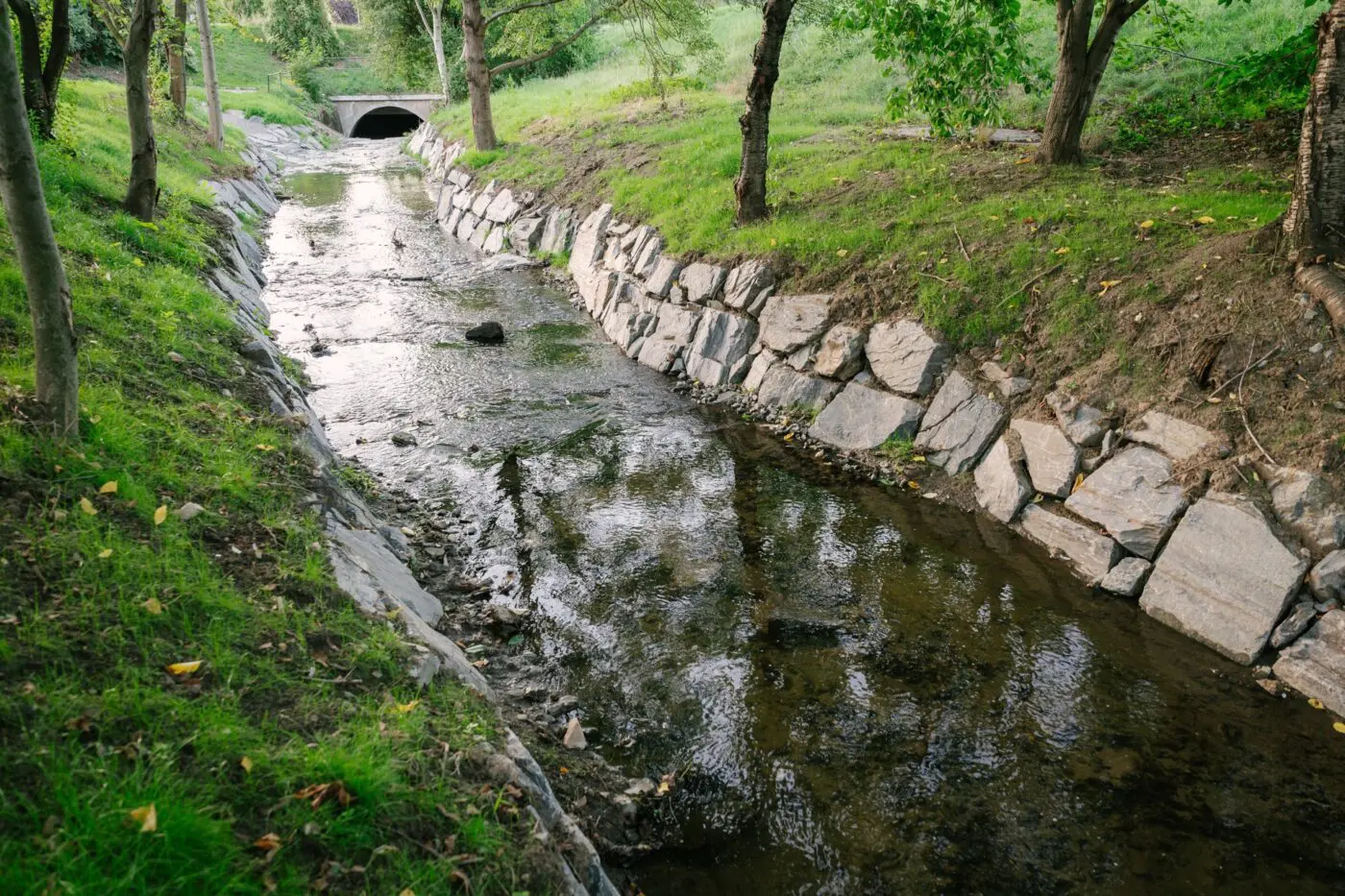 Nahradili jsme původní kamennou dlažbu koryta, která se zde vlivem eroze a prorůstáním kořenů stromů postupně rozpadala. 