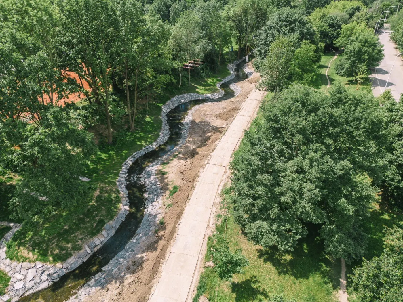 Oprava koryta Kunratického potoka na Praze 4. Další úsek získal novou, přírodnější podobu