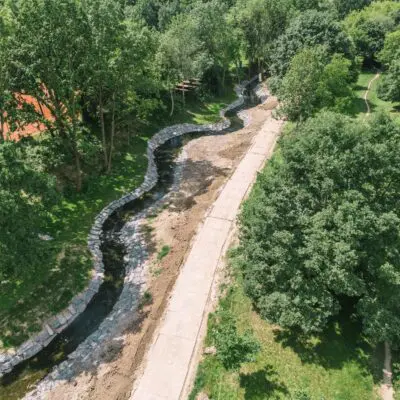 Oprava koryta Kunratického potoka na Praze 4. Další úsek získal novou, přírodnější podobu