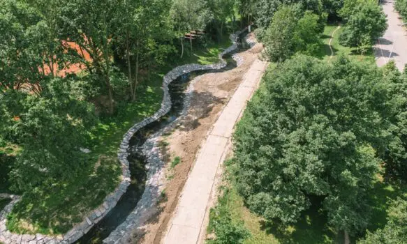 Oprava koryta Kunratického potoka na Praze 4. Další úsek získal novou, přírodnější podobu