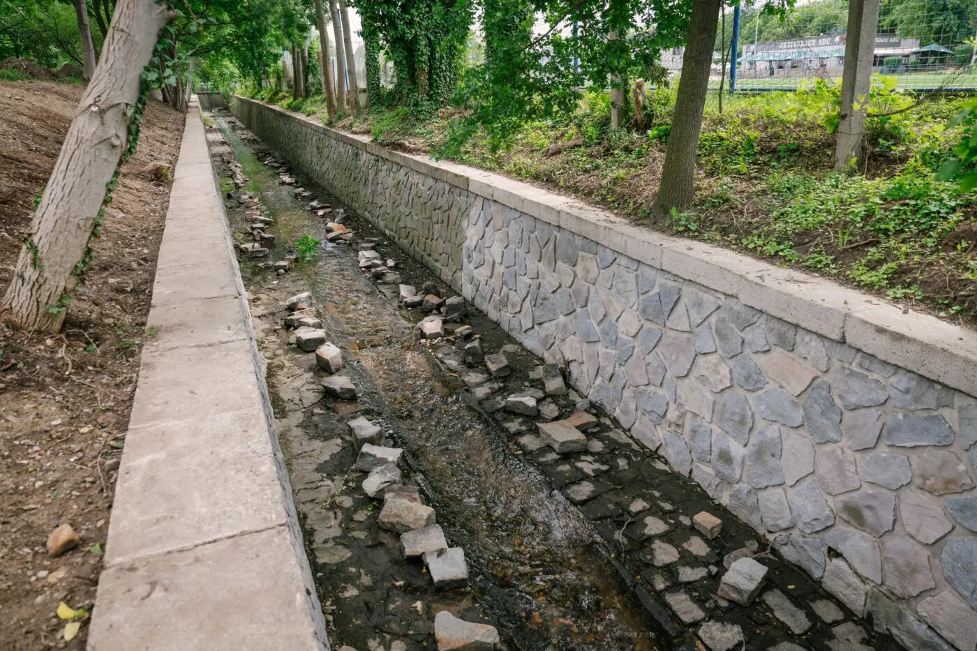  Nahradili jsme původní betonové tvárnice v prohloubené a trvale zaplavené části koryta (kynety), které byly již na konci své životnosti a postupně se rozpadaly. 