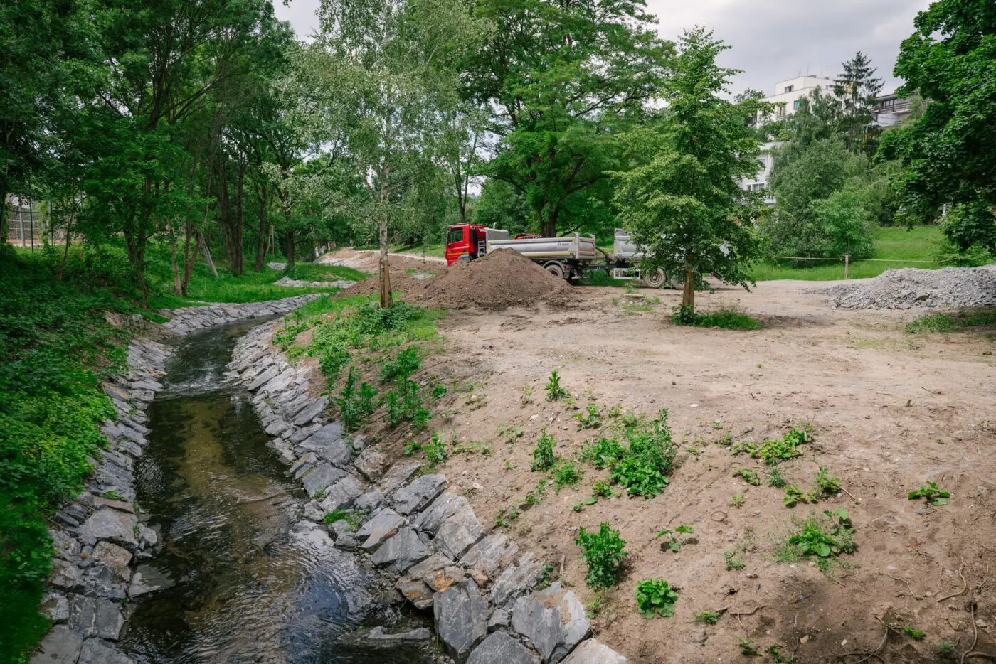 Plochu opevnění jsme nahradili kamennou rovnaninou z balvanů. 