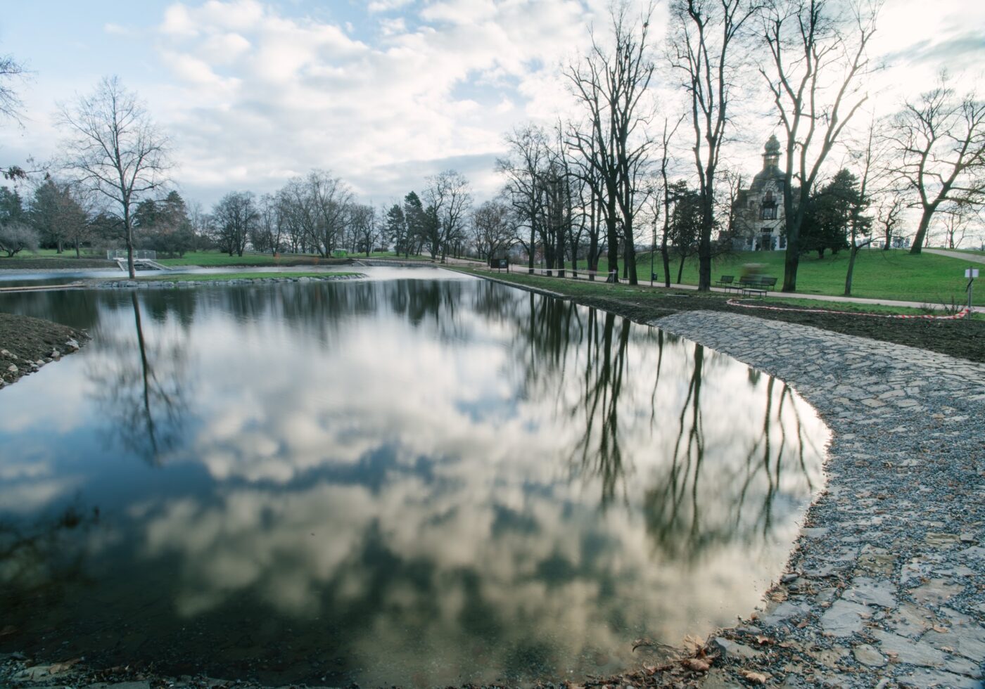 Vodní nádrž má kapacitu cca 13,5 tisíce m³  a je umístěna ve sníženině mezi Hanavským pavilonem a bastionem sv. Tomáše. 