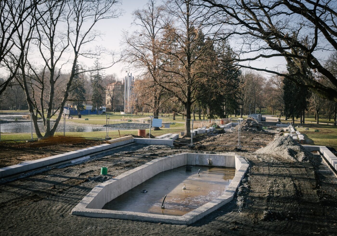 Pomocí žulových obrubníků jsme vytvořili pravidelné osmihrany s betonovými žlaby, které slouží jako bazénky okolo fontán. 